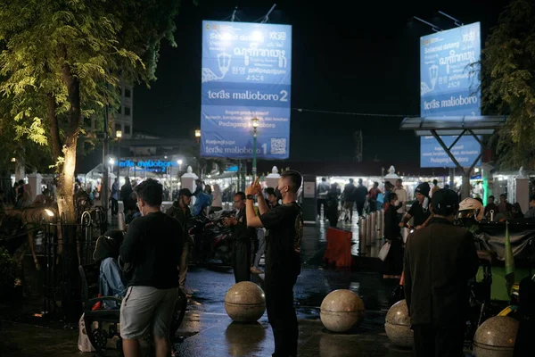 카르타의 거리의 분위기는 밤이면 떠들썩하고 낭만적 카르타에서 인기있는 — 스톡 사진