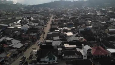 Dieng turistlerinin egzotizminin insansız hava aracı videosu. Bu turist nesnesi Endonezya ve dünyada meşhurdur..