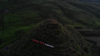 Geniş yeşil çay bahçelerinin güzelliğinin insansız hava aracı videosu. Bu çay bahçesi Wonosobo Regency, Endonezya 'da bir doğa turizmidir..