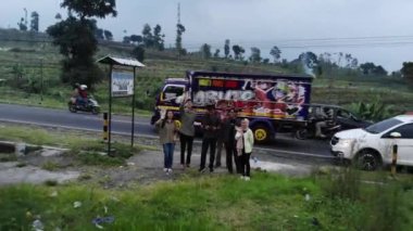 Küçük çocuklar tatilde ve İHA videosuna mutlu yıllar diliyor.