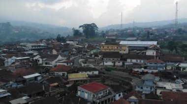 Temanggung şehrinin dağlık manzarasının güzelliğinin insansız hava aracı videosu. Bu manzara çok güzel.