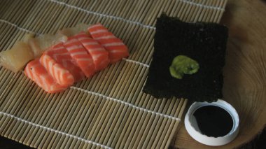 Suşi adında lezzetli bir Japon mutfağı. Bu suşi dilimlenmiş somon, nori, soyu, wasabi.