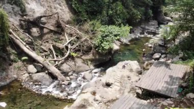 Güzel bir ormandaki temiz bir nehrin egzotizminin insansız hava aracı videosu. Bu nehir Pekalongan Regency, Endonezya 'nın favori turistik merkezidir.