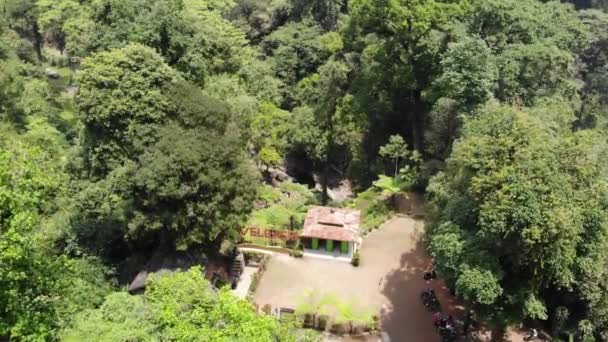 Vídeo Drone Típico Edifício Javanês Meio Uma Bela Densa Floresta — Vídeo de Stock