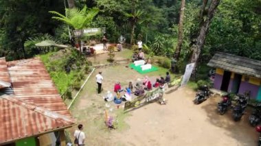 Doğada seyahat etmenin heyecan verici atmosferinin drone videosu. Güzel bir ormanda tur.