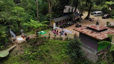 Doğada seyahat etmenin heyecan verici atmosferinin drone videosu. Güzel bir ormanda tur.