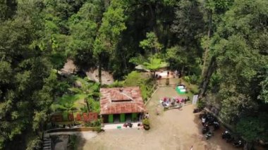 Doğada seyahat etmenin heyecan verici atmosferinin drone videosu. Güzel bir ormanda tur.