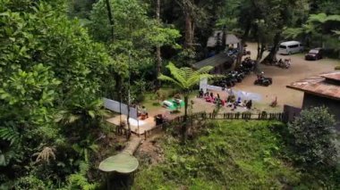 Doğada seyahat etmenin heyecan verici atmosferinin drone videosu. Güzel bir ormanda tur.