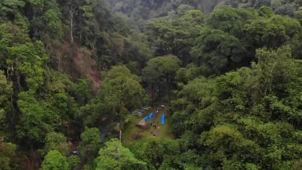 Drohnenvideo Von Einer Fröhlichen Zeltatmosphäre Einem Schönen Wald Während Der — Stockvideo
