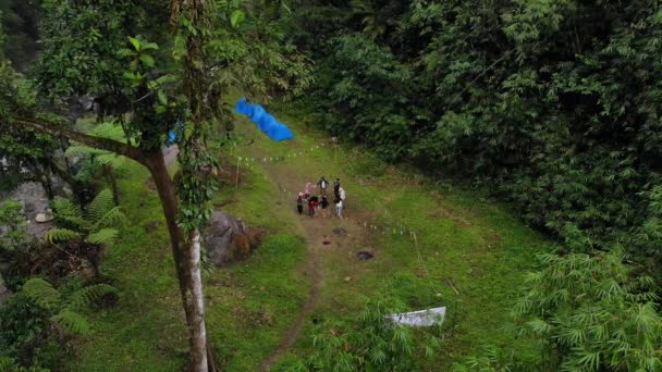Vídeo Drone Uma Atmosfera Acampamento Alegre Uma Bela Floresta Durante — Vídeo de Stock