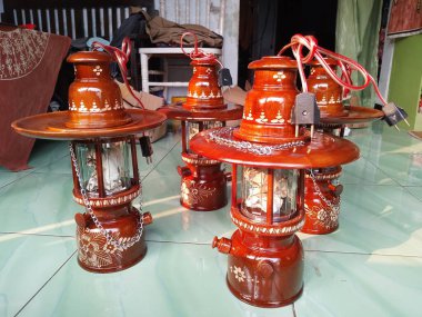 Oda dekorasyonu için meşe ağacından yapılmış eşsiz bir fener. Bu fenerin eşsiz Endonezya oymaları var.