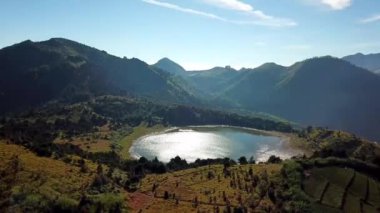 Telaga Sidringo 'daki romantik ve güzel sabah atmosferinin insansız hava aracı videosu, Batang Regency, Central Java Eyaleti. Turizm ve kamp için uygun..