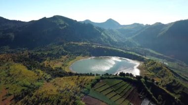 Telaga Sidringo 'daki romantik ve güzel sabah atmosferinin insansız hava aracı videosu, Batang Regency, Central Java Eyaleti. Turizm ve kamp için uygun..