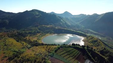 Telaga Sidringo 'daki romantik ve güzel sabah atmosferinin insansız hava aracı videosu, Batang Regency, Central Java Eyaleti. Turizm ve kamp için uygun..