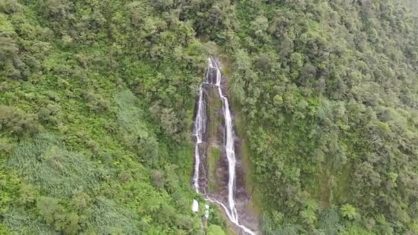 Drone Video Natural Beauty Sikarim Waterfall Wonosobo Indonesia Hermosa Niebla — Vídeo de stock