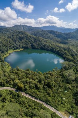 Endonezya 'nın Doğu Nusa Tenggara Eyaleti' ndeki Ranam Gölü 'nün egzotik doğal turizmi. 1,200 hektarlık bir yükseklikte 5 hektarlık bir alana sahip..