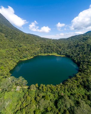 Endonezya 'nın Doğu Nusa Tenggara Eyaleti' ndeki Ranam Gölü 'nün egzotik doğal turizmi. 1,200 hektarlık bir yükseklikte 5 hektarlık bir alana sahip..