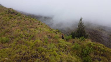 Tambora Dağı 'nın doğal güzelliği, Tambora Dağı' na tırmanmak iyi fiziksel ve zihinsel sağlık gerektirir.