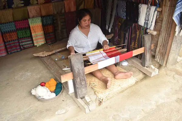 Sade Köyü, Lombok, Batı Nusa Tenggara, Endonezya 'daki Sasak kabilesine özgü geleneksel kumaş örmeyi öğrenin. Sade Köyü güzel bir turist köyüdür..