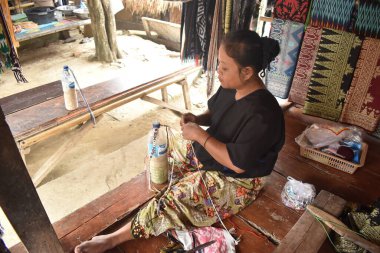 Sade Köyü, Lombok, Batı Nusa Tenggara, Endonezya 'daki Sasak kabilesine özgü geleneksel kumaş örmeyi öğrenin. Sade Köyü güzel bir turist köyüdür..