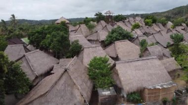 Geleneksel evler ve Sade Köyü 'ndeki güzel geleneksel yaşam. Lombok, Batı Nusa Tenggara Eyaleti, Endonezya 'daki Sade geleneksel köyüne seyahat edin..