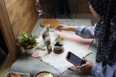 Cep telefonu kullanarak yemek fotoğrafları çekmek eğlenceli bir aktivite. Cep telefonuyla yemek fotoğraflama atölyesi.