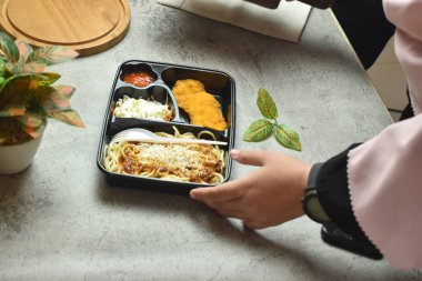 Cep telefonu kullanarak yemek fotoğrafları çekmek eğlenceli bir aktivite. Cep telefonuyla yemek fotoğraflama atölyesi.