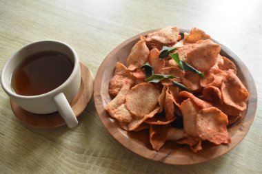 cips ve baharatlı börek tipik Endonezya hafif atıştırmalıkları, bu atıştırmalıklar lezzetli ve lezzetli.