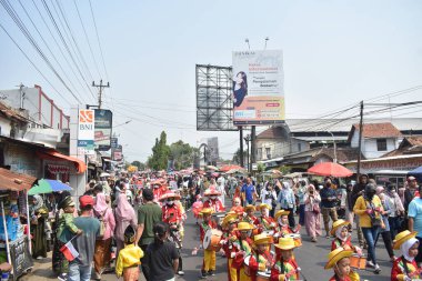 Endonezya Bağımsızlık Günü ve Yeni Yıl 'da şirin bir çocuk karnaval geçidi. Bu geçit, sanat unsurlarını içeriyor..