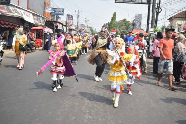 Endonezya Bağımsızlık Günü ve Yeni Yıl 'da şirin bir çocuk karnaval geçidi. Bu geçit, sanat unsurlarını içeriyor..