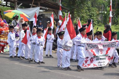 Endonezya Bağımsızlık Günü ve Yeni Yıl 'da şirin bir çocuk karnaval geçidi. Bu geçit, sanat unsurlarını içeriyor..