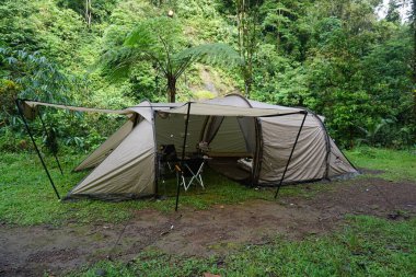 Tam teçhizatlı rahat bir çadırda kamp yapmak. Mutlu tatiller