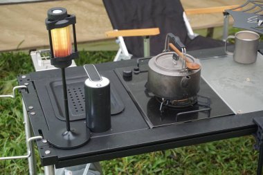 Tam teçhizatlı rahat bir çadırda kamp yapmak. Mutlu tatiller