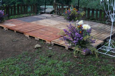 Kırsal deco ile dekorasyon için romantik taze çiçekler. Bu çeşit romantik çiçekler....