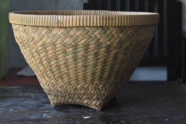 Bambudan yapılmış el yapımı yiyecek kapları, Endonezya 'da tipik bir zanaat..