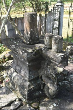 Petungkriyono, Pekalongan Regency, Central Java, Endonezya 'daki antik tarihi lingga yoni Naga Pertala bölgesi. İlginç bir geçmiş..