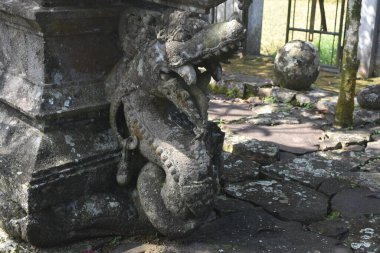 Petungkriyono, Pekalongan Regency, Central Java, Endonezya 'daki antik tarihi lingga yoni Naga Pertala bölgesi. İlginç bir geçmiş..