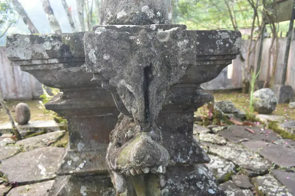 Petungkriyono, Pekalongan Regency, Central Java, Endonezya 'daki antik tarihi lingga yoni Naga Pertala bölgesi. İlginç bir geçmiş..