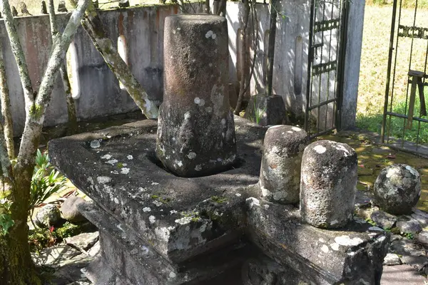 Petungkriyono, Pekalongan Regency, Central Java, Endonezya 'daki antik tarihi lingga yoni Naga Pertala bölgesi. İlginç bir geçmiş..