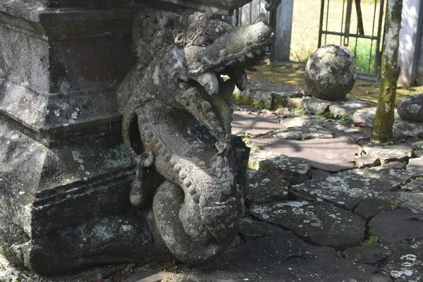 Petungkriyono, Pekalongan Regency, Central Java, Endonezya 'daki antik tarihi lingga yoni Naga Pertala bölgesi. İlginç bir geçmiş..