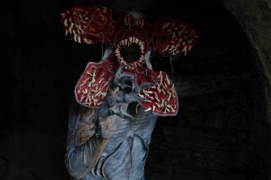 Lucca, Toskana, İtalya - 29 Ekim 2022: Demogorgon gibi giyinmiş Cosplayer, Lucca Comics and Games 2022 'deki Stranger Things dizisindeki canavar karakter.