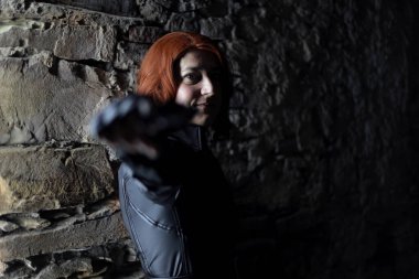 Lucca, Toskana, İtalya - 29 Ekim 2022: Kara Dul gibi giyinmiş Cosplayer kızı, Lucca Comics ve Games 2022 Cosplay etkinliğinde Marvel Comics serisinin kahramanı..