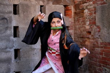 Lucca, Toskana, İtalya - 30 Ekim 2022: Nezuko Kamado gibi giyinmiş Cosplayer, Japon manga iblisi katili - Kimetsu no yaiba Lucca Comics and Games 2022 Cosplay organizasyonunda.