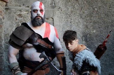 Lucca, Toskana, İtalya - 30 Ekim 2022: Lucca Comics and Games 2022 'de Viking savaşçısı gibi giyinmiş iki Cosplayer, baba ve oğul.