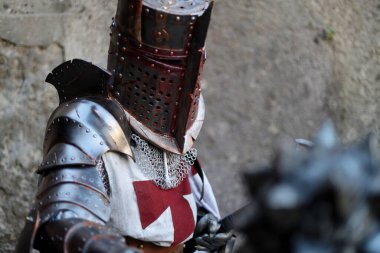 Lucca, Toskana, İtalya - 30 Ekim 2022: Tapınak Şövalyesi gibi giyinmiş Cosplayer, Lucca Comics and Games 2022 Kosplay yarışmasında ortaçağ savaşçısı.