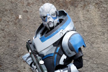 Lucca, Toskana, İtalya - 1 Kasım 2022: Garrus Vakarian gibi giyinmiş Cosplayer, Lucca Comics and Games 2022 Cosplay etkinliğindeki Mass Effect video oyunundaki karakter.