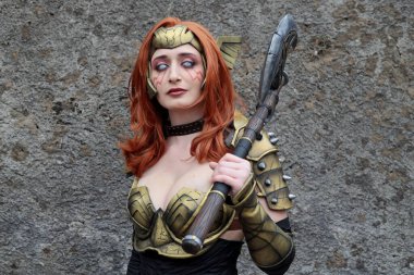 Lucca, Toskana, İtalya - 1 Kasım 2022: Angela gibi giyinmiş Cosplayer kızı, Lucca Comics and Games 2022 Cosplay organizasyonunda Marvel Comics karakteri.