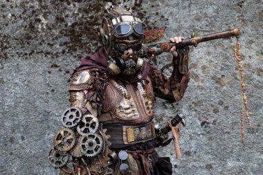 Lucca, Toskana, İtalya - 1 Kasım 2022: Lucca Comics and Games 2022 'de Steampunk Post Apocalyptic Warrior gibi giyinen Cosplayers.