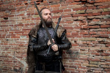 Lucca, Toskana, İtalya - 1 Kasım 2022: Lucca Comics and Games 2022 'de Viking Savaşçısı gibi giyinen Cosplayer.