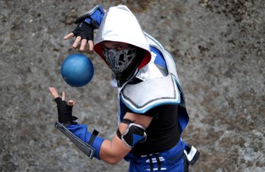 Cosplayer Sub-Zero gibi giyinmiş, video oyunu dizisi Mortal Kombat 'ın Lucca Comics ve Games 2022 Cosplay etkinliğindeki karakteri.